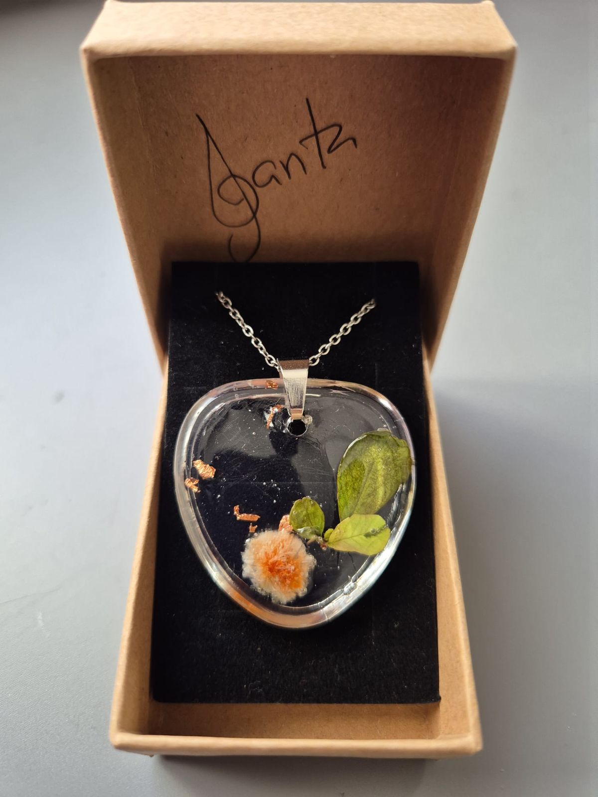 Collar de resina con flores